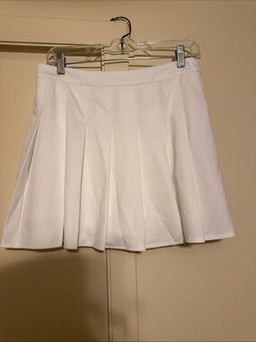 Women’s White Pleated Athletic Skort with Flared Silhouette